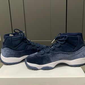 Air Jordan 11, midnight navy/metallic silver. Size 9